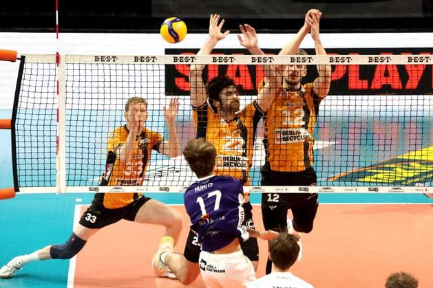 DEU, DVV, 1.VBL, BR Volleys vs. ASV Dachau, 23.11.2025, Max-Schmeling-Halle, Berlin, DEU, DVV, 1.VBL, BR Volleys vs. ASV Dachau, im Bild Fedor Ivanov (BR Volleys 33), Jake Hanes (BR Volleys 22), Florian Krage-Brewitz (BR Volleys 12), William Kuhns (Dachau 17)
