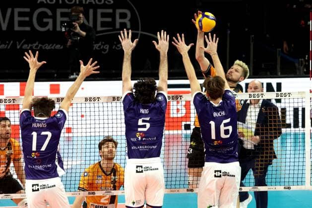 DEU, DVV, 1.VBL, BR Volleys vs. ASV Dachau, 23.11.2025, Max-Schmeling-Halle, Berlin, DEU, DVV, 1.VBL, BR Volleys vs. ASV Dachau, im Bild Ruben Schott (BR Volleys 13), Alexander King (Dachau 5), Marius Buechi (Dachau 16)