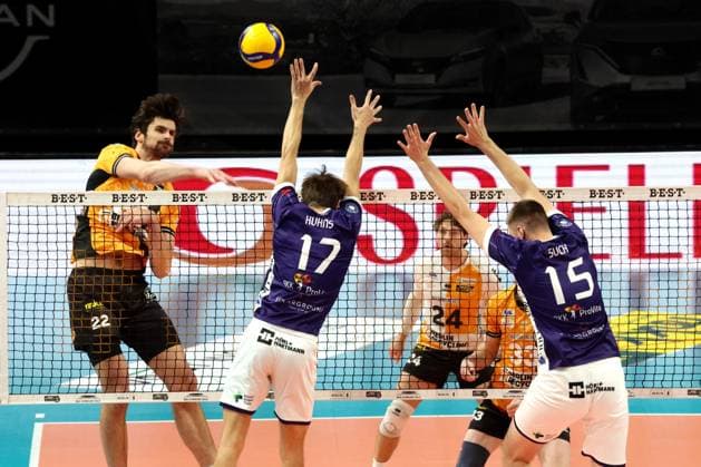DEU, DVV, 1.VBL, BR Volleys vs. ASV Dachau, 23.11.2025, Max-Schmeling-Halle, Berlin, DEU, DVV, 1.VBL, BR Volleys vs. ASV Dachau, im Bild Jake Hanes (BR Volleys 22), William Kuhns (Dachau 17), Fabian Suck (Dachau 15)