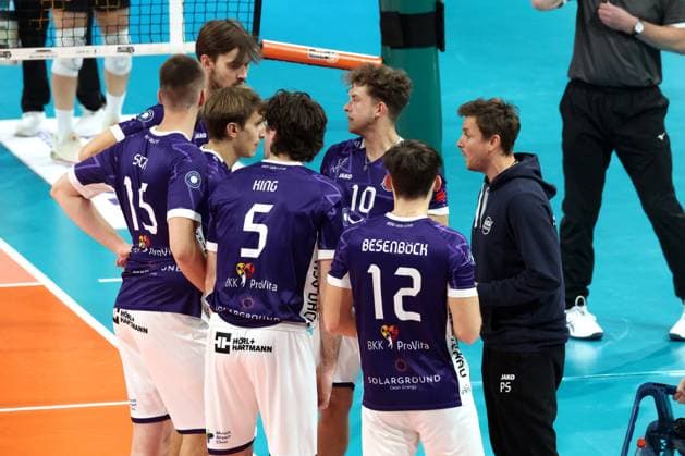 DEU, DVV, 1.VBL, BR Volleys vs. ASV Dachau, 23.11.2025, Max-Schmeling-Halle, Berlin, DEU, DVV, 1.VBL, BR Volleys vs. ASV Dachau, im Bild Trainer Patrick Steuerwald (Dachau), Dachau-Spielerkreis