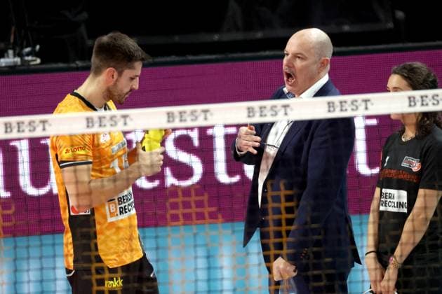 DEU, DVV, 1.VBL, BR Volleys vs. ASV Dachau, 23.11.2025, Max-Schmeling-Halle, Berlin, DEU, DVV, 1.VBL, BR Volleys vs. ASV Dachau, im Bild Trainer Joel Banks (BR Volleys), Moritz Reichert (BR Volleys 15)