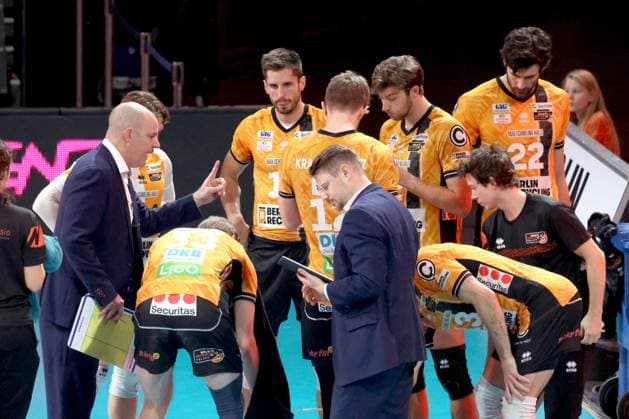 DEU, DVV, 1.VBL, BR Volleys vs. ASV Dachau, 23.11.2025, Max-Schmeling-Halle, Berlin, DEU, DVV, 1.VBL, BR Volleys vs. ASV Dachau, im Bild Trainer Joel Banks (BR Volleys), BR Volleys-Spielerkreis