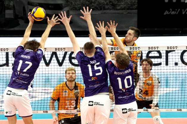 DEU, DVV, 1.VBL, BR Volleys vs. ASV Dachau, 23.11.2025, Max-Schmeling-Halle, Berlin, DEU, DVV, 1.VBL, BR Volleys vs. ASV Dachau, im Bild Moritz Reichert (BR Volleys 15), William Kuhns (Dachau 17), Fabian Suck (Dachau 15), Luca Russelmann (Dachau 10)