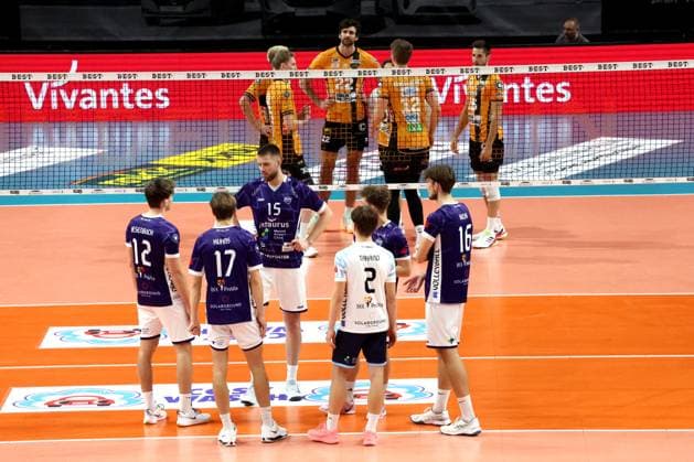 DEU, DVV, 1.VBL, BR Volleys vs. ASV Dachau, 23.11.2025, Max-Schmeling-Halle, Berlin, DEU, DVV, 1.VBL, BR Volleys vs. ASV Dachau, im Bild BR Volleys-Spielerkreis, Dachau-Spielerkreis, Challenge
