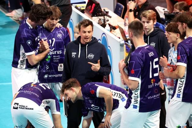 DEU, DVV, 1.VBL, BR Volleys vs. ASV Dachau, 23.11.2025, Max-Schmeling-Halle, Berlin, DEU, DVV, 1.VBL, BR Volleys vs. ASV Dachau, im Bild Trainer Patrick Steuerwald (Dachau), Dachau-Spielerkreis
