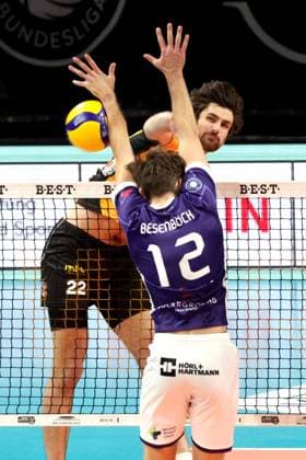 DEU, DVV, 1.VBL, BR Volleys vs. ASV Dachau, 23.11.2025, Max-Schmeling-Halle, Berlin, DEU, DVV, 1.VBL, BR Volleys vs. ASV Dachau, im Bild Jake Hanes (BR Volleys 22), Tobias Besenboeck (Dachau 12)