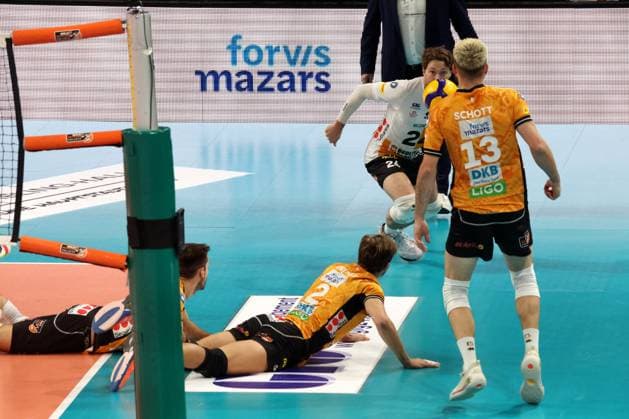 DEU, DVV, 1.VBL, BR Volleys vs. ASV Dachau, 23.11.2025, Max-Schmeling-Halle, Berlin, DEU, DVV, 1.VBL, BR Volleys vs. ASV Dachau, im Bild Kyle Dagostino (BR Volleys 24), Ruben Schott (BR Volleys 13), Moritz Reichert (BR Volleys 15), Matthew Knigge (BR Volleys 2)