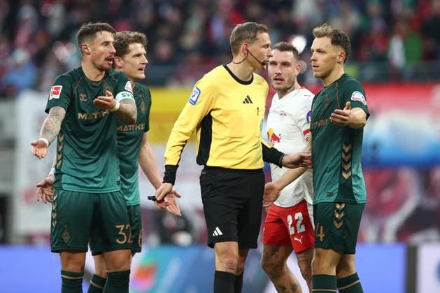 23.11.2025, xtgx, Fussball - 1.Bundesliga RB Leipzig - SV Werder Bremen emspor, v.l. Senne Lynen (Bremen, 14) diskutiert mit Schiedsrichter, Schiri, referee Martin Petersen (DFL DFB REGULATIONS PROHIBIT ANY USE OF PHOTOGRAPHS as IMAGE SEQUENCES and or QUASI-VIDEO) Leipzig