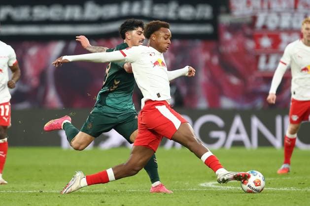 23.11.2025, xtgx, Fussball - 1.Bundesliga RB Leipzig - SV Werder Bremen emspor, v.l. Assan Ouedraogo (Leipzig, 20) am Ball, plays the ball (DFL DFB REGULATIONS PROHIBIT ANY USE OF PHOTOGRAPHS as IMAGE SEQUENCES and or QUASI-VIDEO) Leipzig