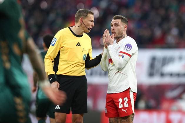 23.11.2025, xtgx, Fussball - 1.Bundesliga RB Leipzig - SV Werder Bremen emspor, v.l. David Raum (Leipzig, 22) diskutiert mit Schiedsrichter, Schiri, referee Martin Petersen (DFL DFB REGULATIONS PROHIBIT ANY USE OF PHOTOGRAPHS as IMAGE SEQUENCES and or QUASI-VIDEO) Leipzig