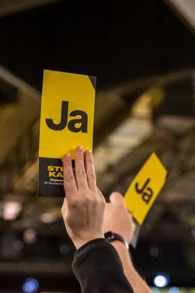23.11.2025, Fussball, Saison 2025 2026, 1. Bundesliga, Mitgliederversammlung Borussia Dortmund, Stimmabgabe bei der MV des BVB, Dortmund Messe Wetsfalenhalle NRW Deutschland xRHR-FOTO DEx Copyright: DennisxEwert RHR-FOTOx RHR-FOTO DE