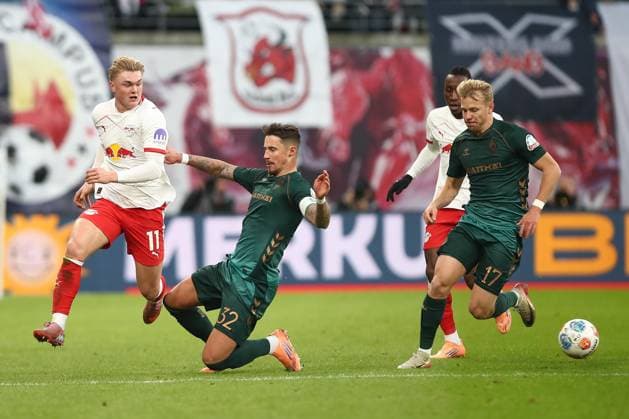 23.11.2025, xtgx, Fussball - 1.Bundesliga RB Leipzig - SV Werder Bremen emspor, v.l. Conrad Harder (Leipzig, 11), Marco Friedl (Bremen, 32) Zweikampf, Duell, Kampf, tackle (DFL DFB REGULATIONS PROHIBIT ANY USE OF PHOTOGRAPHS as IMAGE SEQUENCES and or QUASI-VIDEO) Leipzig