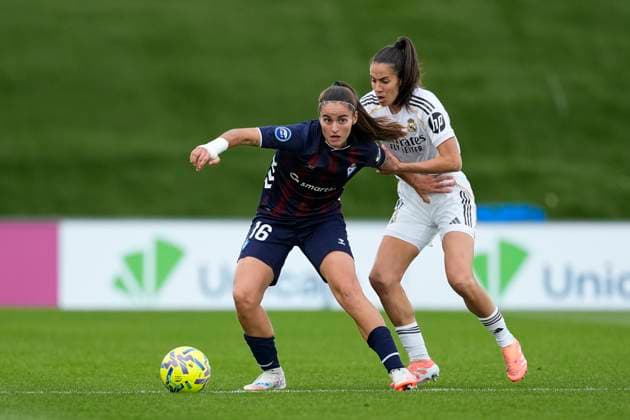 November 23, 2025, Valdebebas, Madrid, Spain: Carmen Alvarez Sanchez of SD Eibar and Rocio Galvez Luna of Real Madrid CF in action during the Spanish Women League, Liga F Moeve, football match played between Real Madrid and SD Eibar at Alfredo Di Stefano stadium on November 23, 2025, in Valdebebas, Madrid, Spain. Valdebebas Spain - ZUMAa181 20251123_zaa_a181_057 Copyright: xOscarxJ.xBarrosox