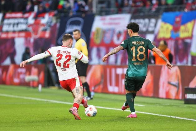 Leipzig, Sachsen, Deutschland, 23.11.2025: Red-Bull-Arena: 11. Spieltag, Saison 2025 26, 1. Fußball-Bundesliga: RB Leipzig - SV Werder Bremen: David Raum (22, RBL) und Cameron Puertas (18, Werder Bremen) im Duell Copyright: xdtsxNachrichtenagenturx dts_94838