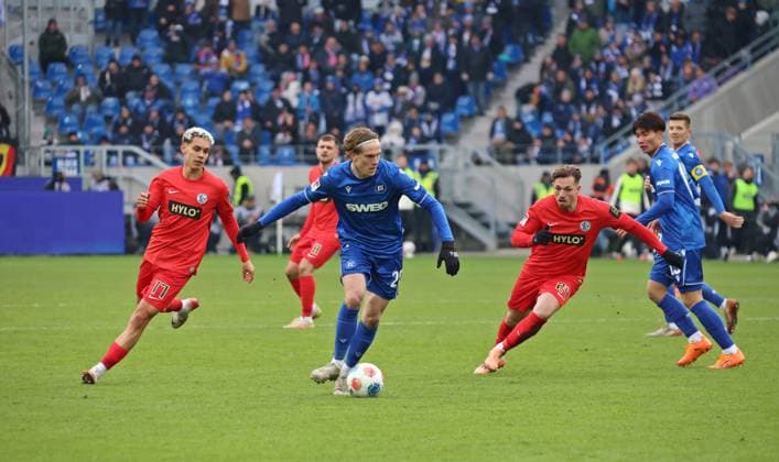 23.11.2025, Fussball, Herren, 2. Bundesliga, Saison 2025 2026, Karlsruher SC - SV 07 Elversberg, Frederik Schmahl (SV 07 Elversberg) David Herold (Karlsruher SC) Luca Schnellbacher (SV 07 Elversberg) Karlsruhe BBBank Wildpark Baden-Württemberg Deutschland (DEU) Copyright: xFabianxKleerx