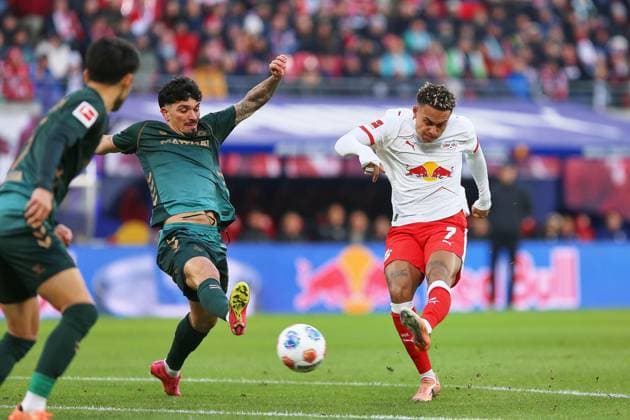 Leipzig, Sachsen, Deutschland, 23.11.2025: Red-Bull-Arena: 11. Spieltag, Saison 2025 26, 1. Fußball-Bundesliga: RB Leipzig - SV Werder Bremen: Cameron Puertas (18, Werder Bremen) versucht, einen Schuss von Antonio Nusa (7, RBL) zu blocken Copyright: xdtsxNachrichtenagenturx dts_94840