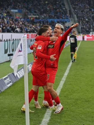 23.11.2025, Fussball, Herren, 2. Bundesliga, Saison 2025 2026, Karlsruher SC - SV 07 Elversberg, Torjubel der SV 07 Elversberg nach dem Siegtor zum 2:3 durch Felix Keidel (SV 07 Elversberg), Lukasz Poreba (SV 07 Elversberg) und Frederik Schmahl (SV 07 Elversberg) feiern mit dem Siegtorschützen Karlsruhe BBBank Wildpark Baden-Württemberg Deutschland (DEU) Copyright: xFabianxKleerx