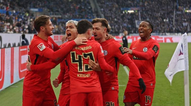 23.11.2025, Fussball, Herren, 2. Bundesliga, Saison 2025 2026, Karlsruher SC - SV 07 Elversberg, Torjubel der SV 07 Elversberg nach dem Siegtor zum 2:3 durch Felix Keidel (SV 07 Elversberg) Karlsruhe BBBank Wildpark Baden-Württemberg Deutschland (DEU) Copyright: xFabianxKleerx