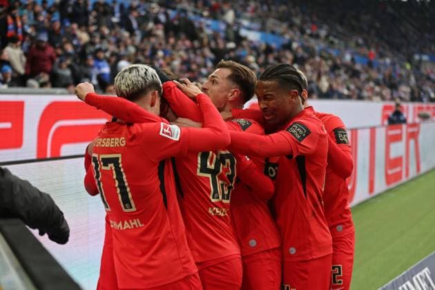 23.11.2025, Fussball, Herren, 2. Bundesliga, Saison 2025 2026, Karlsruher SC - SV 07 Elversberg, Torjubel der SV 07 Elversberg nach dem Siegtor zum 2:3 durch Felix Keidel (SV 07 Elversberg) Karlsruhe BBBank Wildpark Baden-Württemberg Deutschland (DEU) Copyright: xFabianxKleerx