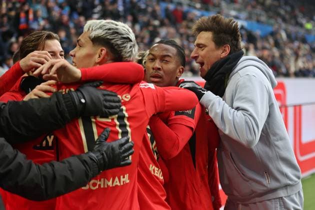 23.11.2025, Fussball, Herren, 2. Bundesliga, Saison 2025 2026, Karlsruher SC - SV 07 Elversberg, Torjubel der SV 07 Elversberg nach dem Siegtor zum 2:3 durch Felix Keidel (SV 07 Elversberg), Trainer Vincent Wagner (SV 07 Elversberg) jubelt mit der Mannschaft Karlsruhe BBBank Wildpark Baden-Württemberg Deutschland (DEU) Copyright: xFabianxKleerx