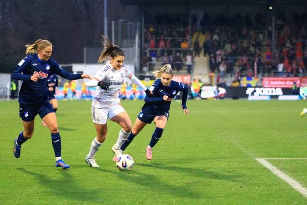 RECORD DATE NOT STATED Jovana Damnjanovic (9; FC Bayern München) mit Ball, während Janna Grimm (26; TSG Hoffenheim Frauen) und ein weiterer Spieler von TSG Hoffenheim Frauen verteidigen Spielerin mit Ball bedrängt