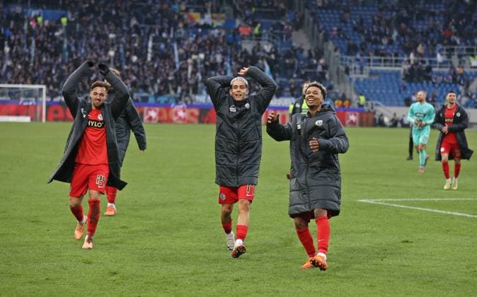 23.11.2025, Fussball, Herren, 2. Bundesliga, Saison 2025 2026, Karlsruher SC - SV 07 Elversberg, Die Spieler der SV 07 Elversberg rennen nach dem Spiel in die Fankurve und feiern mit den Fans den Sieg, Luca Schnellbacher (SV 07 Elversberg), Frederik Schmahl (SV 07 Elversberg) und Bambase Conte (SV 07 Elversberg) Karlsruhe BBBank Wildpark Baden-Württemberg Deutschland (DEU) Copyright: xFabianxKleerx