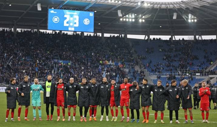 23.11.2025, Fussball, Herren, 2. Bundesliga, Saison 2025 2026, Karlsruher SC - SV 07 Elversberg, Die Mannschaft der SV 07 Elversberg feiert nach dem Spiel mit den mitgereisten Fans den Sieg Karlsruhe BBBank Wildpark Baden-Württemberg Deutschland (DEU) Copyright: xFabianxKleerx