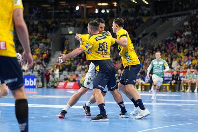 RECORD DATE NOT STATED Jannik Kohlbacher (80; Rhein Neckar Löwen) und Mathias Gidsel (19; Füchse Berlin) kämpfen um den Ball in der Abwehr 1.Handball-Bundesliga Rhein-Neckar-Löwen vs Füchse Berlin 23.11.2025 Copyright: xSpeedshotx