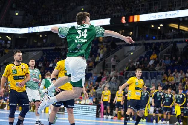 RECORD DATE NOT STATED Hákun West av Teigum (34; Füchse Berlin) springt zum Wurf, während Steven Plucnar Jacobsen (9; Rhein Neckar Löwen) verteidigt 1.Handball-Bundesliga Rhein-Neckar-Löwen vs Füchse Berlin 23.11.2025 Copyright: xSpeedshotx