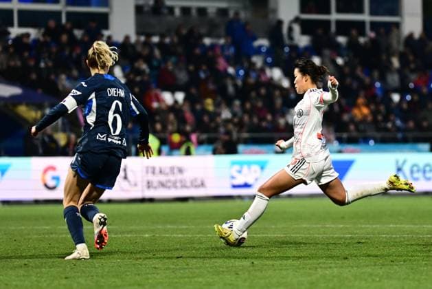 RECORD DATE NOT STATED Linda Dallmann (10; FC Bayern München) schießt den Ball, während Vanessa Diehm (6; TSG Hoffenheim Frauen) verteidigt Ballaktion und Verteidigung