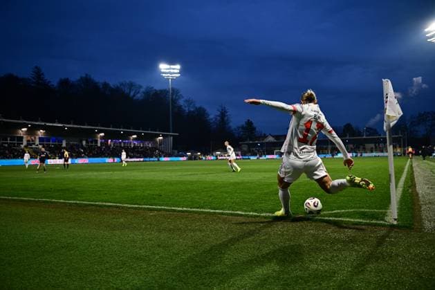 RECORD DATE NOT STATED Klara Bühl (17; FC Bayern München) führt einen Eckstoß aus, während weitere Spieler von FC Bayern München und TSG Hoffenheim Frauen das Spielfeld beobachten Eckstoß von Klara Bühl (17; FC Bayern München)