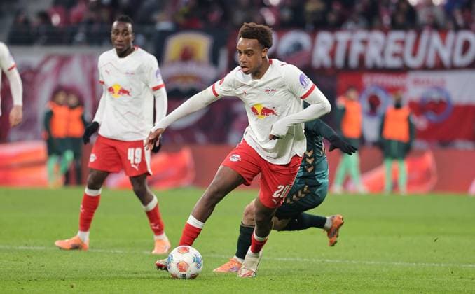 Assan Ouedraogo am Ball Zweikampf Spielszene Aktion Fußball Fussball DFL Bundesliga Herren 11. Spieltag Saison 2025 2026 23.11.2025 RasenBallsport RB Leipzig RBL vs. SV Werder Bremen SVW in der RedBull Arena DFL regulations prohibit any use of photographs as image sequences and or quasi-video.
