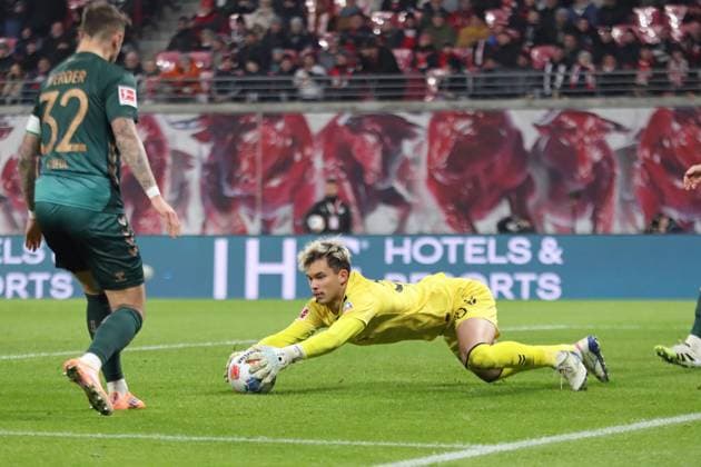 1. Fußball-Bundesliga: RB Leipzig vs. Werder Bremen, 23.11.2025 LEIPZIG, DEUTSCHLAND - NOVEMBER 23: Torwart Mio Backhaus (30, Werder Bremen) schnappt sich den Ball während des Bundesliga-Spiels zwischen RB Leipzig vs. Werder Bremen in der Red Bull Arena am 11. Spieltag der 1. Bundesliga am November 23, 2025 in Leipzig, Deutschland. DFL REGULATIONS PROHIBIT ANY USE OF PHOTOGRAPHS AS IMAGE SEQUENCES AND OR QUASI-VIDEO. Copyright: xBEAUTIFULxSPORTS JanxKaeferx