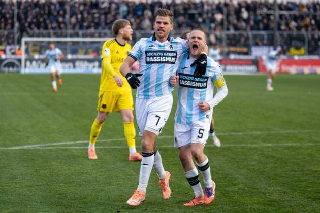 Torjubel zum 2:0. Elfmetertor, Florian Niederlechner 7 (TSV 1860 Muenchen), Thore Jacobson 5 (TSV 1860 Muenchen), TSV 1860 Muenchen vs. 1. FC Saarbruecken, 3. Liga, 15. Spieltag, 23.11.2025 DFB regulations prohibit any use of photographs as image sequences and or quasi-video Muenchen Bayern Deutschland