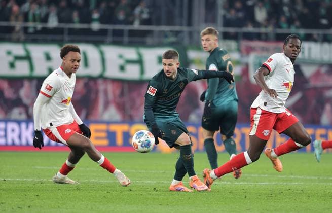 Assan Ouedraogo, Romano Schmid am Ball, Castello Lukeba Zweikampf Spielszene Aktion Fußball Fussball DFL Bundesliga Herren 11. Spieltag Saison 2025 2026 23.11.2025 RasenBallsport RB Leipzig RBL vs. SV Werder Bremen SVW in der RedBull Arena DFL regulations prohibit any use of photographs as image sequences and or quasi-video.