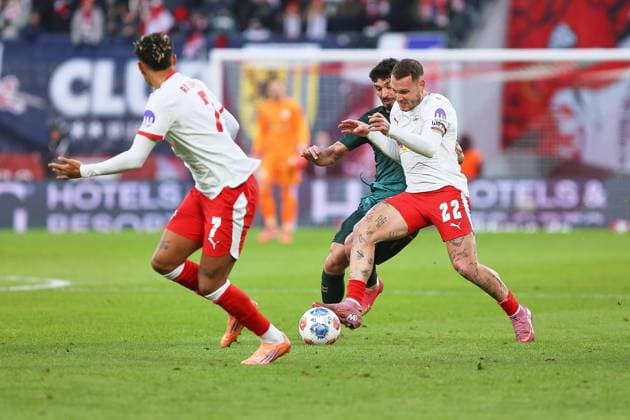 Leipzig, Sachsen, Deutschland, 23.11.2025: Red-Bull-Arena: 11. Spieltag, Saison 2025 26, 1. Fußball-Bundesliga: RB Leipzig - SV Werder Bremen: Cameron Puertas (18, Werder Bremen) und David Raum (22, RBL) im Duell; Antonio Nusa (7, RBL) schaut zu Copyright: xdtsxNachrichtenagenturx dts_94842