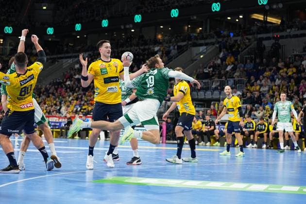 RECORD DATE NOT STATED Robert Timmermeister (7; Rhein Neckar Löwen) versucht einen Wurf, während Lukas Sandell (11; Rhein Neckar Löwen) und Manuel ätrlek (7; Füchse Berlin) verteidigen 1.Handball-Bundesliga Rhein-Neckar-Löwen vs Füchse Berlin 23.11.2025 Copyright: xSpeedshotx