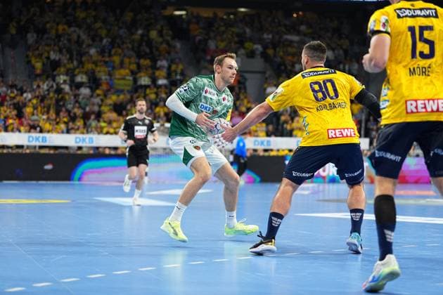 RECORD DATE NOT STATED David More (15; Rhein Neckar Löwen) und Max Darj (5; Füchse Berlin) kämpfen um den Ball 1.Handball-Bundesliga Rhein-Neckar-Löwen vs Füchse Berlin 23.11.2025 Copyright: xSpeedshotx