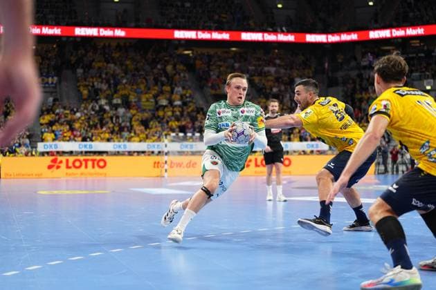 RECORD DATE NOT STATED Jannik Kohlbacher (80; Rhein Neckar Löwen) kämpft um den Ball gegen zwei Gegner 1.Handball-Bundesliga Rhein-Neckar-Löwen vs Füchse Berlin 23.11.2025 Copyright: xSpeedshotx
