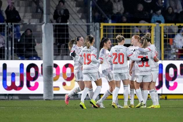 Spielerinnen vom FC Bayern München, jubeln über das Tor zum 1:2, Jubel, Torjubel, Torerfolg, celebrate the goal, goal, celebration, jubelt ueber das Tor, Freuen, Freude, freut sich, optimistisch, positiv, Spielszene, Highlight, Action, Aktion, vor der Werbebande zum Aktionsspieltag des DFB nach dem Motto: WE29 - Together WE Rise, Bewerbung zur Ausrichtung der UEFA Women s EURO 2029 in Deutschland, 23.11.2025, Sinsheim (Hoffenheim) (Deutschland), Fussball, Google Pixel Frauen-Bundesliga, TSG 1899 Hoffenheim - FC Bayern München, DFB DFL REGULATIONS PROHIBIT ANY USE OF PHOTOGRAPHS AS IMAGE SEQUENCES AND OR QUASI-VIDEO.