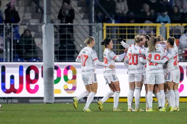 Spielerinnen vom FC Bayern München, jubeln über das Tor zum 1:2, Jubel, Torjubel, Torerfolg, celebrate the goal, goal, celebration, jubelt ueber das Tor, Freuen, Freude, freut sich, optimistisch, positiv, Spielszene, Highlight, Action, Aktion, vor der Werbebande zum Aktionsspieltag des DFB nach dem Motto: WE29 - Together WE Rise, Bewerbung zur Ausrichtung der UEFA Women s EURO 2029 in Deutschland, 23.11.2025, Sinsheim (Hoffenheim) (Deutschland), Fussball, Google Pixel Frauen-Bundesliga, TSG 1899 Hoffenheim - FC Bayern München, DFB DFL REGULATIONS PROHIBIT ANY USE OF PHOTOGRAPHS AS IMAGE SEQUENCES AND OR QUASI-VIDEO.