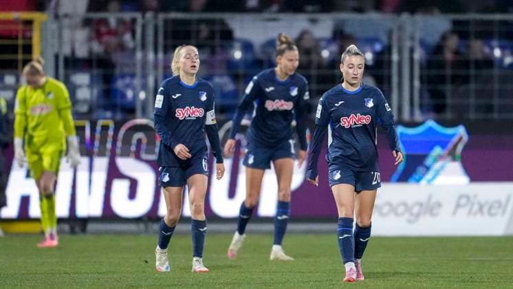 v.li.: Laura Johanna Dick (Torwart, Torhüterin, TSG, 1), Vanessa Diehm (TSG, 6), Franziska Harsch (TSG, 17), Janna Grimm (TSG, 26), Spielerinnen der TSG 1899 Hoffenheim, enttäuscht schauend, Enttäuschung, Frustration, disappointed, pessimistisch, nach dem Gegentor zum 1:2, Action, Aktion, Spielszene, 23.11.2025, Sinsheim (Hoffenheim) (Deutschland), Fussball, Google Pixel Frauen-Bundesliga, TSG 1899 Hoffenheim - FC Bayern München, DFB DFL REGULATIONS PROHIBIT ANY USE OF PHOTOGRAPHS AS IMAGE SEQUENCES AND OR QUASI-VIDEO.
