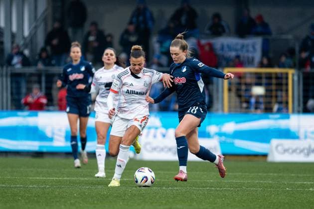 Arianna Caruso (FC Bayern Muenchen, 27) im Zweikampf mit Valesca Ampoorter (TSG Hoffenheim, 18), GER, TSG 1899 Hoffenheim vs FC Bayern Muenchen, Fussball Google Pixel Frauen Bundesliga, 11. Spieltag, Saison 2025 2026, 23.11.2025 DFB regulations prohibit any use of photographs as image sequences and or quasi-video GER, TSG 1899 Hoffenheim vs FC Bayern Muenchen, Fussball Google Pixel Frauen Bundesliga, 11. Spieltag, Saison 2025 2026, 23.11.2025 Hoffenheim Copyright: xEibner-Pressefoto Memmlerx EP_MMR