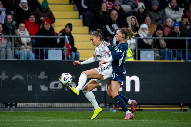 Katharina Naschenweng (FC Bayern Muenchen, 19) im Zweikampf mit Jill Janssens (TSG Hoffenheim, 09), GER, TSG 1899 Hoffenheim vs FC Bayern Muenchen, Fussball Google Pixel Frauen Bundesliga, 11. Spieltag, Saison 2025 2026, 23.11.2025 DFB regulations prohibit any use of photographs as image sequences and or quasi-video GER, TSG 1899 Hoffenheim vs FC Bayern Muenchen, Fussball Google Pixel Frauen Bundesliga, 11. Spieltag, Saison 2025 2026, 23.11.2025 Hoffenheim Copyright: xEibner-Pressefoto Memmlerx EP_MMR