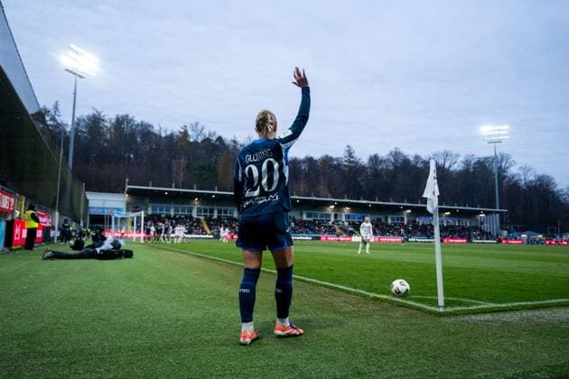 Laura Gloning (TSG Hoffenheim, 20) beim Eckball, GER, TSG 1899 Hoffenheim vs FC Bayern Muenchen, Fussball Google Pixel Frauen Bundesliga, 11. Spieltag, Saison 2025 2026, 23.11.2025 DFB regulations prohibit any use of photographs as image sequences and or quasi-video GER, TSG 1899 Hoffenheim vs FC Bayern Muenchen, Fussball Google Pixel Frauen Bundesliga, 11. Spieltag, Saison 2025 2026, 23.11.2025 Hoffenheim Copyright: xEibner-Pressefoto Memmlerx EP_MMR