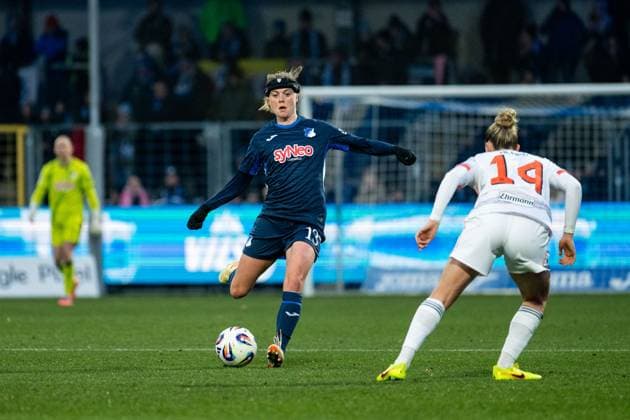 Wielle Douma (TSG Hoffenheim, 13) am Ball, davor Alara Sehitler (FC Bayern Muenchen, 14), GER, TSG 1899 Hoffenheim vs FC Bayern Muenchen, Fussball Google Pixel Frauen Bundesliga, 11. Spieltag, Saison 2025 2026, 23.11.2025 DFB regulations prohibit any use of photographs as image sequences and or quasi-video GER, TSG 1899 Hoffenheim vs FC Bayern Muenchen, Fussball Google Pixel Frauen Bundesliga, 11. Spieltag, Saison 2025 2026, 23.11.2025 Hoffenheim Copyright: xEibner-Pressefoto Memmlerx EP_MMR