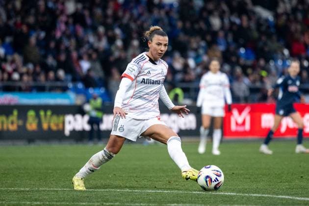 Arianna Caruso (FC Bayern Muenchen, 27) am Ball, GER, TSG 1899 Hoffenheim vs FC Bayern Muenchen, Fussball Google Pixel Frauen Bundesliga, 11. Spieltag, Saison 2025 2026, 23.11.2025 DFB regulations prohibit any use of photographs as image sequences and or quasi-video GER, TSG 1899 Hoffenheim vs FC Bayern Muenchen, Fussball Google Pixel Frauen Bundesliga, 11. Spieltag, Saison 2025 2026, 23.11.2025 Hoffenheim Copyright: xEibner-Pressefoto Memmlerx EP_MMR