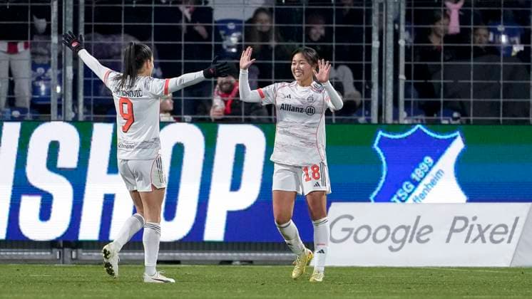 v.li.: Jovana Damnjanovic (FCB, 9), Torschützin Momoko Tanikawa (FCB, 18), Spielerinnen vom FC Bayern München, jubeln über das Tor zum 1:3, Jubel, Torjubel, Torerfolg, celebrate the goal, goal, celebration, jubelt ueber das Tor, Freuen, Freude, freut sich, optimistisch, positiv, Spielszene, Highlight, Action, Aktion, 23.11.2025, Sinsheim (Hoffenheim) (Deutschland), Fussball, Google Pixel Frauen-Bundesliga, TSG 1899 Hoffenheim - FC Bayern München, DFB DFL REGULATIONS PROHIBIT ANY USE OF PHOTOGRAPHS AS IMAGE SEQUENCES AND OR QUASI-VIDEO.