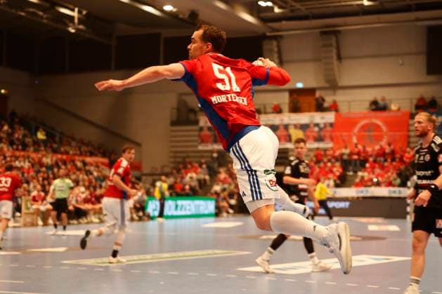 Handball 1. Handball-Bundesliga, DAIKIN HBL 2025 2026 - Handball Verein Hamburg (HSVH) vs. HC Erlangen Casper U. Mortensen(Hamburg) mit einem Sprungwurf aufs Tor . Sporthalle Hamburg Hamburg Foto: Frank Schoof