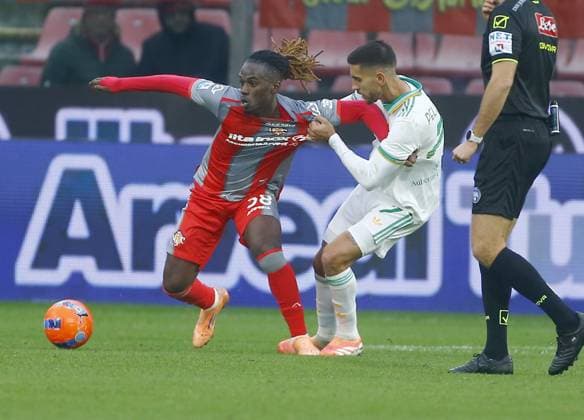 Cremonese Warren Bondo during the Serie A soccer match between Cremonese and Roma at the Giovanni Zini in Cremona, north west Italy - Domenica, 23 Novembre 2025. - Soccer .  Copyright: xAlbertoxMariani LaPressex
